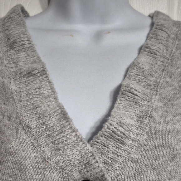 Brand Unknown Light Gray Cardigan Button With Scalloped Edge Sweater Size S NWOT - Picture 5 of 9